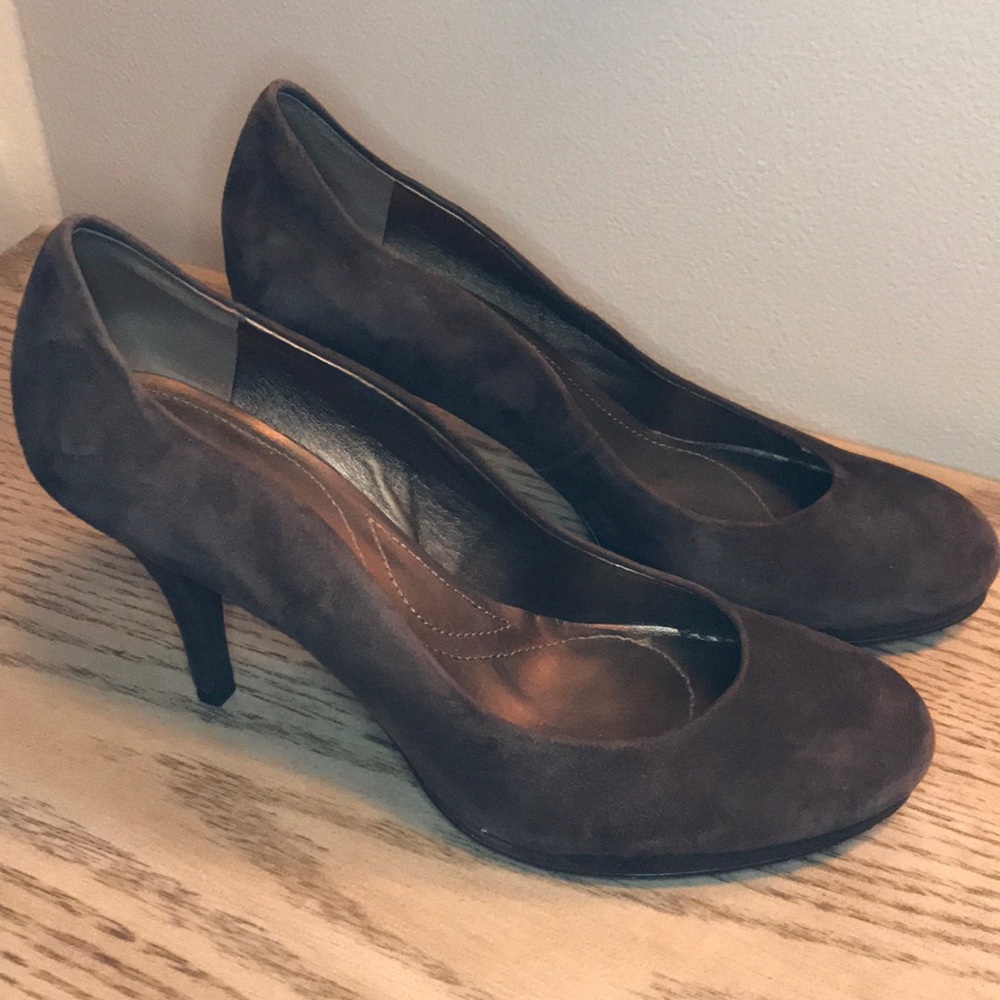 Tahari brown suede pump heels